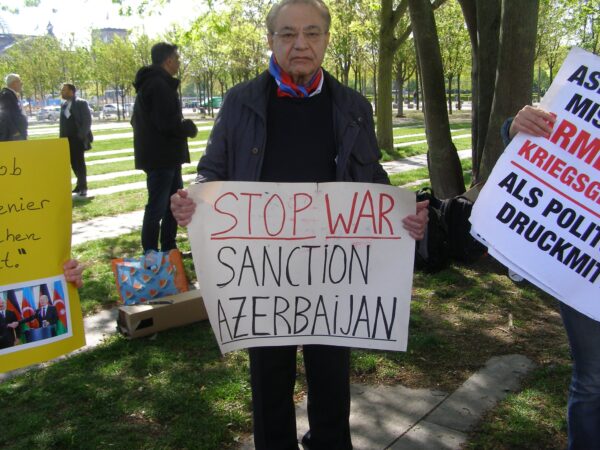 Gerayer Koutcharian at demo (Tessa Hofmann photo)