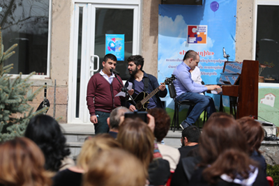 Erik with guitarist and Raphael (©UNICEF Armenia/2021/Galstyan)