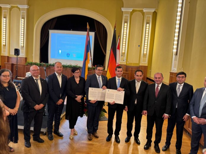 The two city delegations with the signed agreement