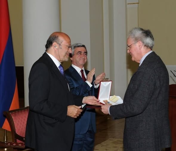 Wolfgang Gust, right, receives an award from President Serge Sargsyan, center, in 2017.